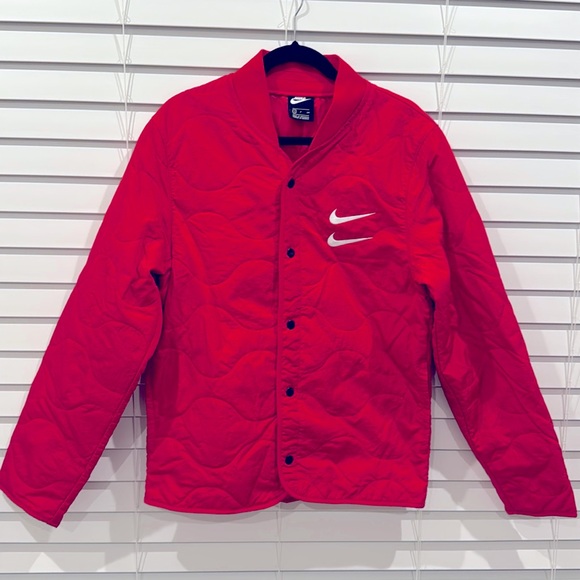 Nike Sportswear Swoosh Quilted Red Jacket Mens CU3922-657Size: Adult Small
